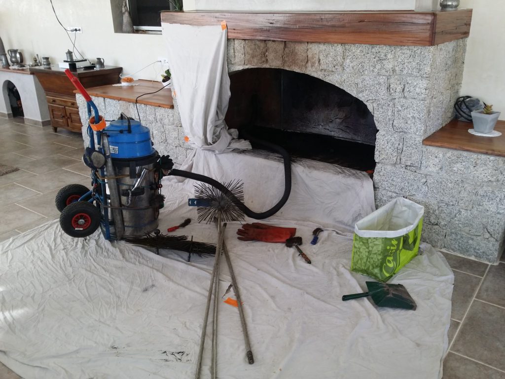 Salon entièrement bâché, aspirateur et cannes de ramonage posés au sol